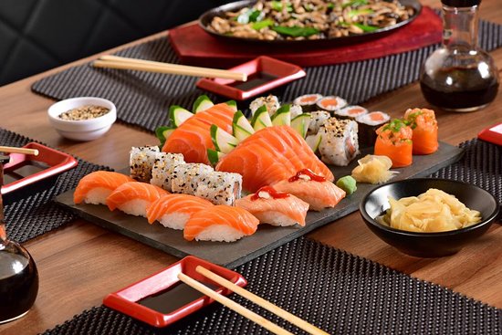 Mesa posta com sashimis, niguiris e uramakis do rodízio do Noiê Sushi